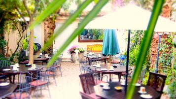 Dagelijks ontbijtbuffet (EUR 15 per persoon)