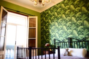 Quarto casal ou duplo superior, 1 quarto, vista para a cidade | 1 quarto, frigobar, cofres nos quartos, individualmente decorados