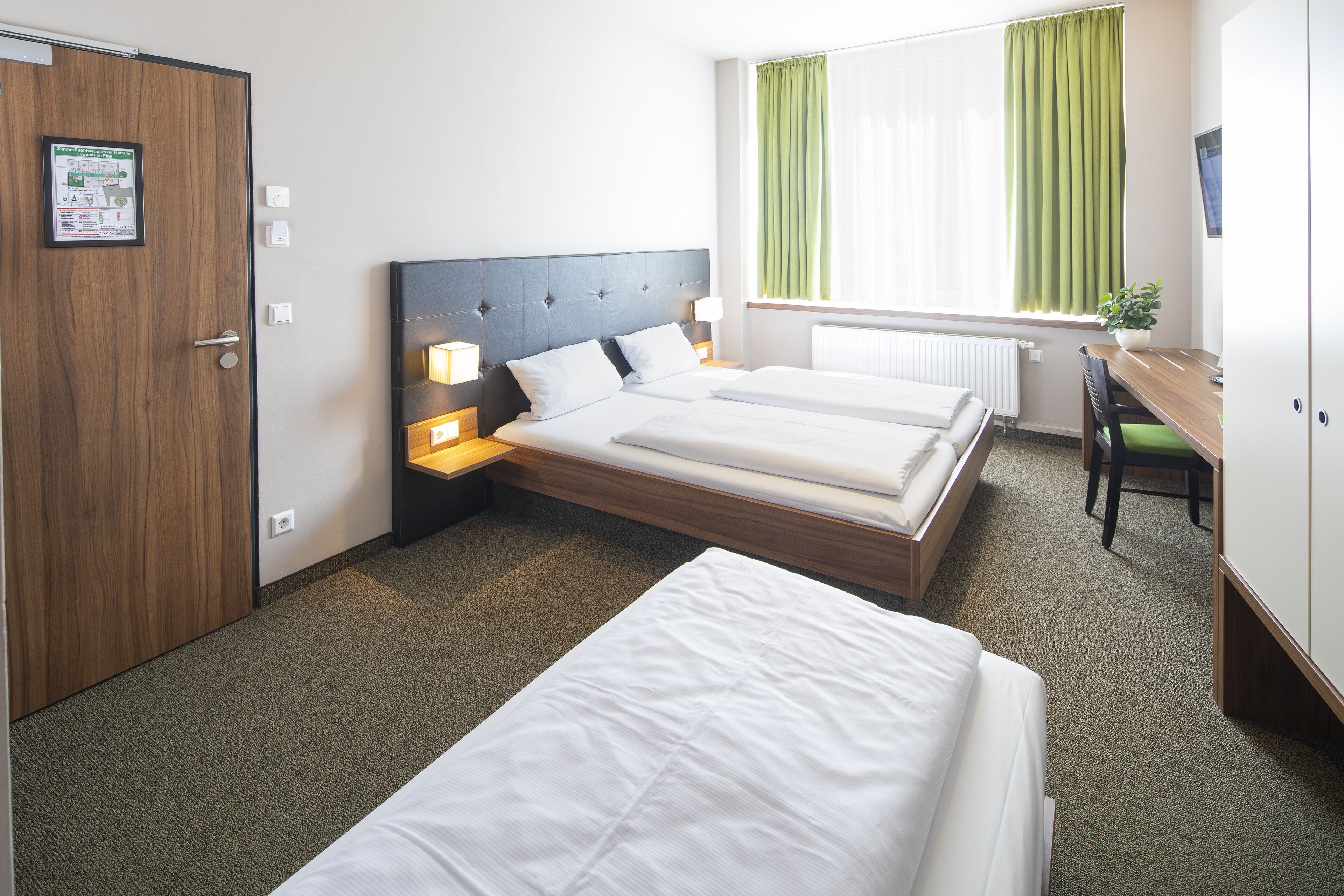 triple room (familienzimmer) | living area | flat-screen tv