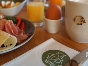 Petit déjeuner buffet servi tous les jours en supplément