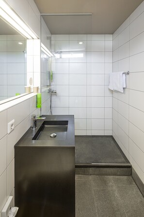 Triple Room (Familienzimmer) | Bathroom | Shower, hair dryer, towels - Joesepp´s Hotel am Schweizerberg (Memmingen)