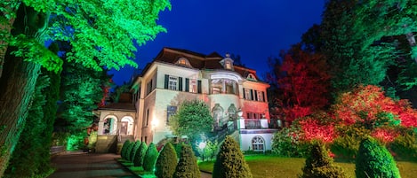 Façade de l’hébergement - soirée/nuit