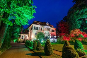 A large, multi-story building with a well-maintained garden and a pathway leading to the entrance. - Aparthotel Villa Freisleben (Dresden)