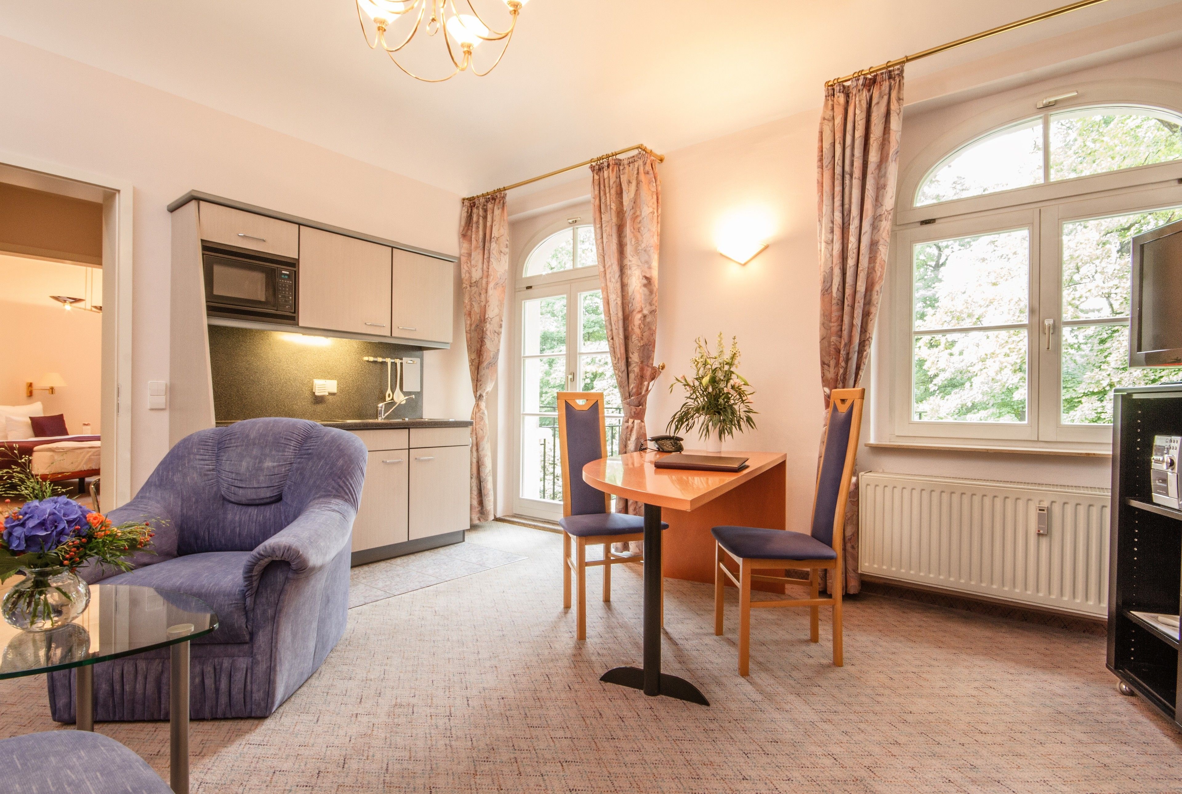 suite, balcony | living area | flat-screen tv