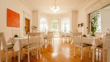 بوفيه فطور يوميًا بتكلفة قدرها (19.50 EUR للشخص)