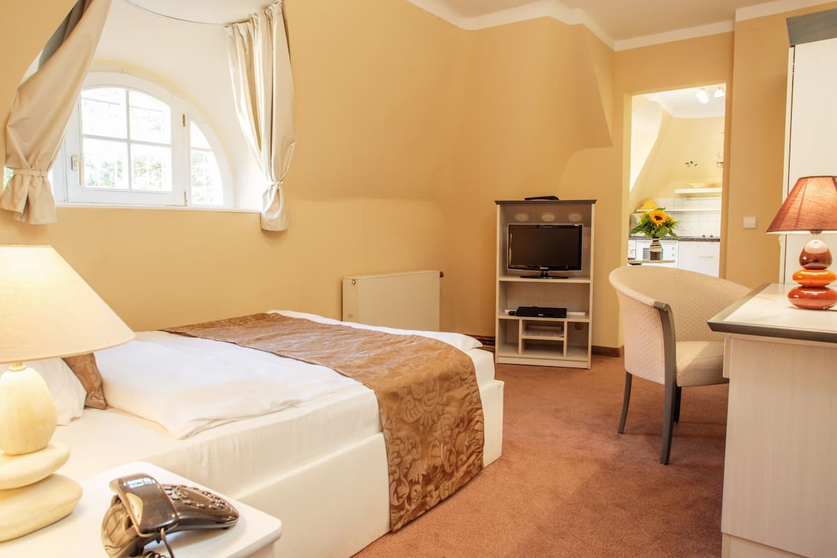 Economy Einzel-Appartement | Hypo-allergenic bedding available, in-room safe, desk, laptop workspace
