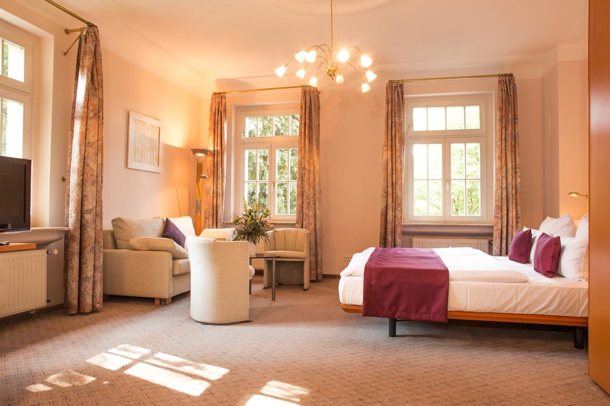 hypo-allergenic bedding, in-room safe, individually decorated