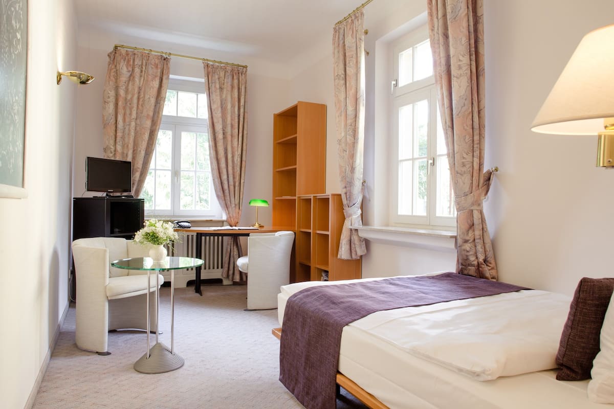 economy single room, kitchenette | hypo-allergenic bedding, in-room safe, individually decorated