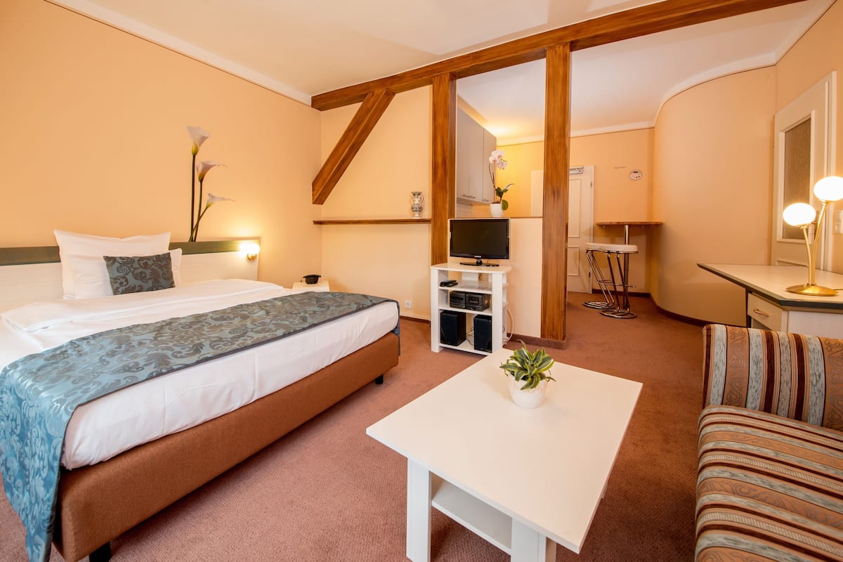 superior single room, kitchenette | hypo-allergenic bedding, in-room safe, individually decorated