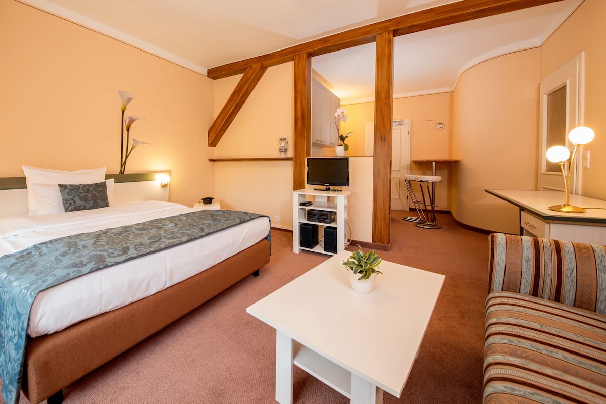 Superior eenpersoonskamer, kitchenette | Hypoallergeen beddengoed, een kluis op de kamer, individueel gedecoreerd
