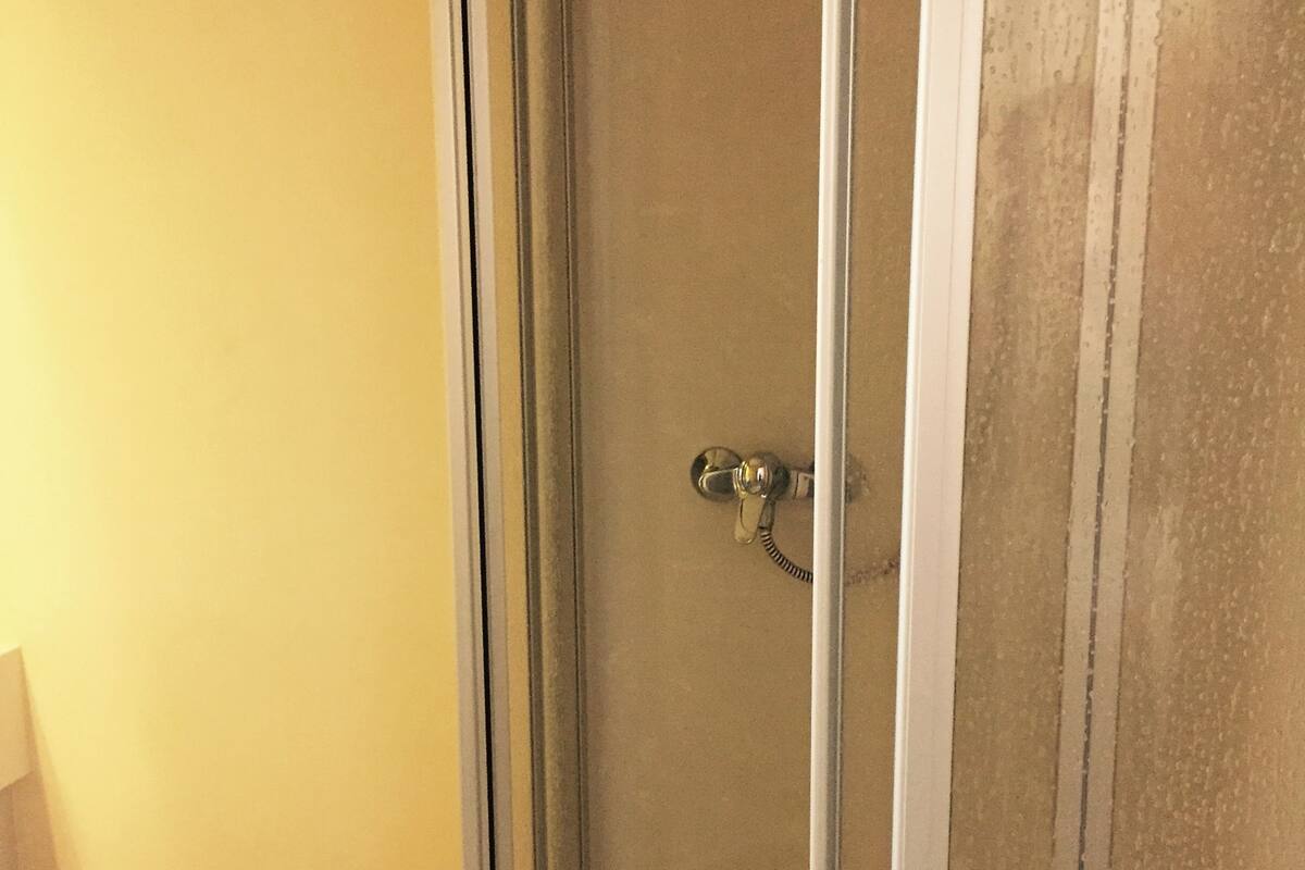 comfort single room, 1 bedroom | in-room safe, desk, soundproofing, iron/ironing board