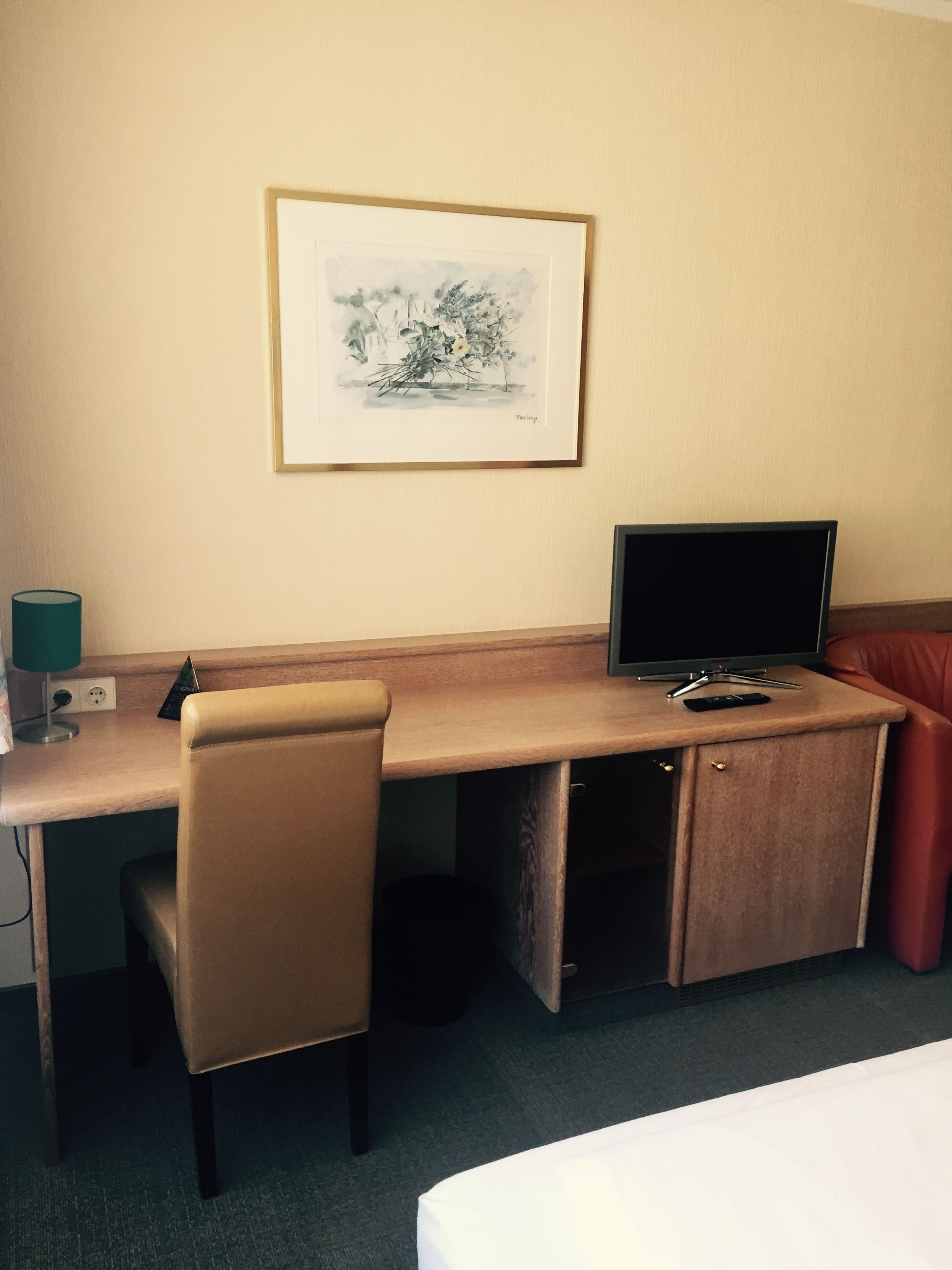 comfort double room, 1 double bed | in-room safe, desk, soundproofing, iron/ironing board