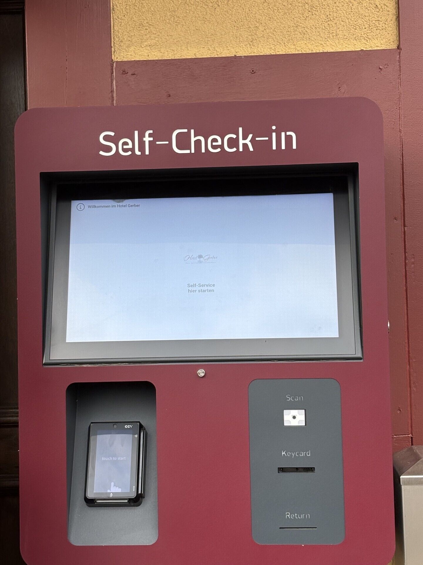 Ein Selbstbedienungsterminal mit Bildschirm, Kartenlesegerät und Tastatur.