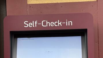 Ein Selbstbedienungsterminal mit Bildschirm, Kartenlesegerät und Tastatur.