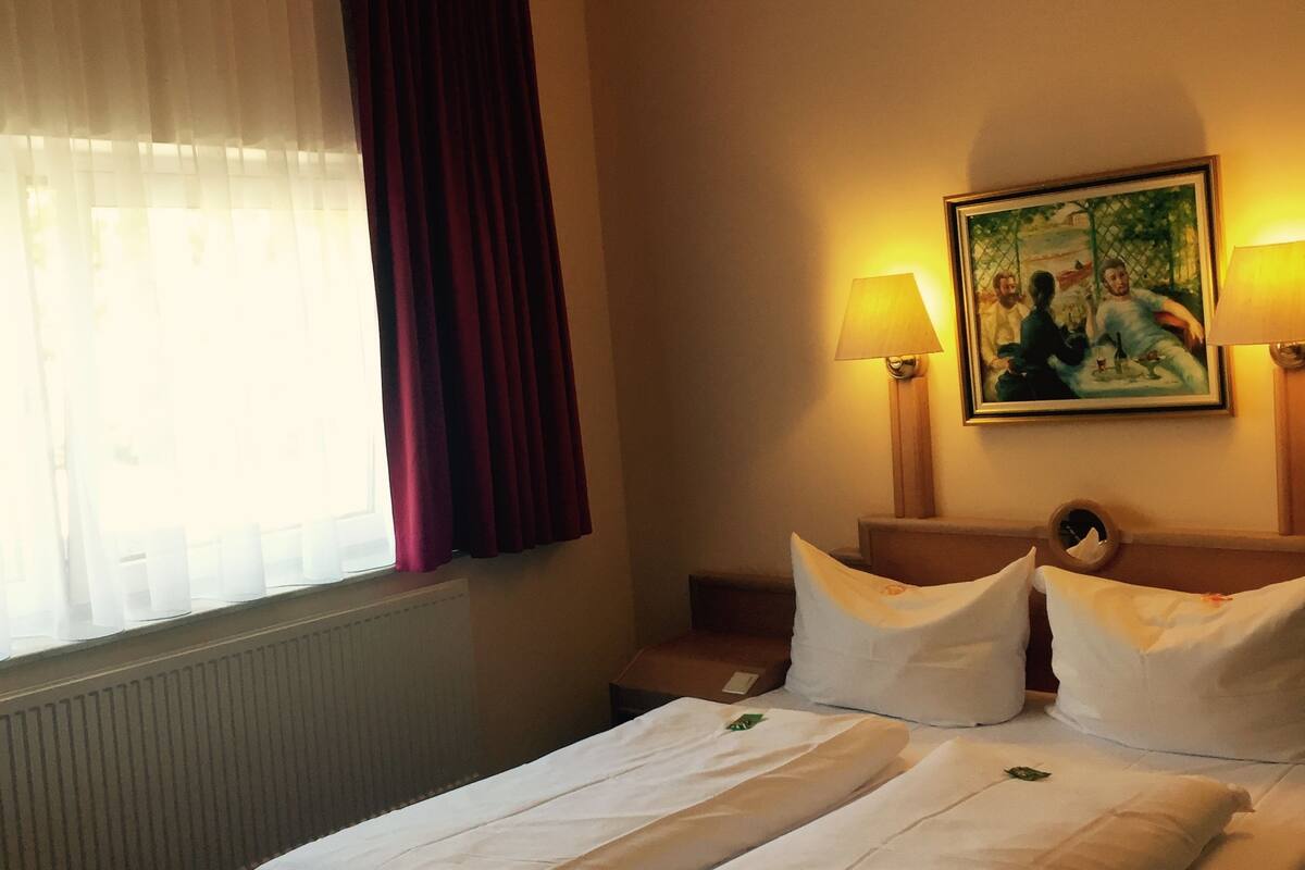 comfort double room, 1 double bed | in-room safe, desk, soundproofing, iron/ironing board