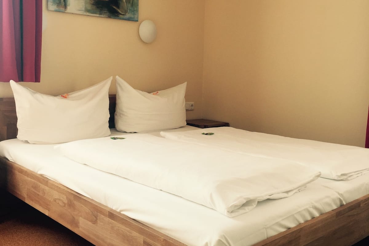 comfort double room, 1 double bed | in-room safe, desk, soundproofing, iron/ironing board