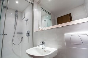 Shower, free toiletries, hair dryer, towels - Hotel Wandinger Hof (Markt Schwaben)