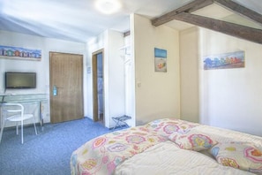 Desk, blackout curtains, soundproofing, free cots/infant beds - Hotel Wandinger Hof (Markt Schwaben)