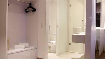 Ein modernes Badezimmer mit bodengleicher Dusche, Toilette und Waschbecken.