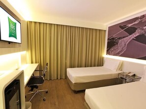 Apartamento estándar, 2 camas individuales | Minibar, caja fuerte, cortinas opacas y sistema de insonorización