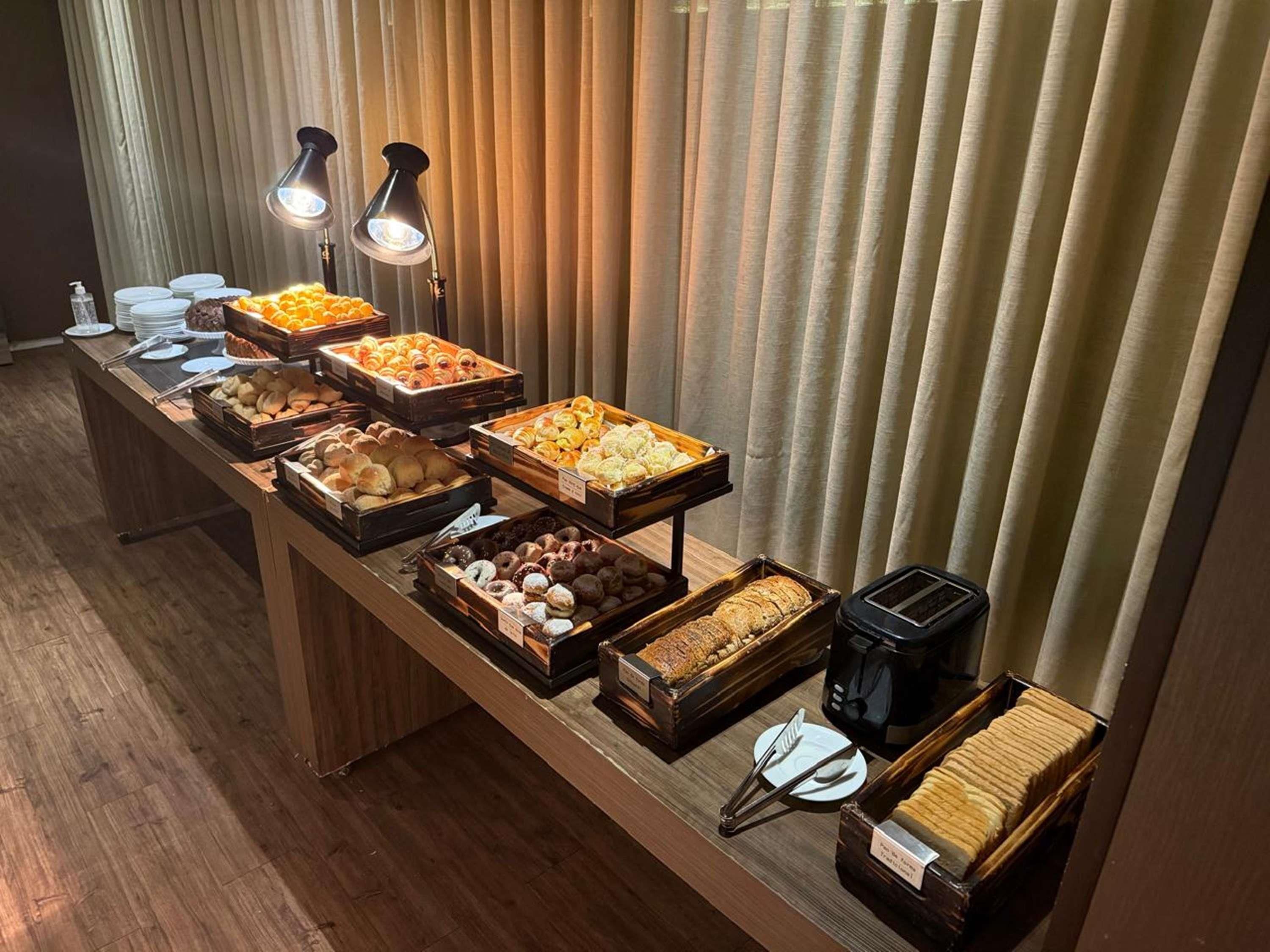 Montaje tipo bufé con distintos alimentos y una máquina de café.