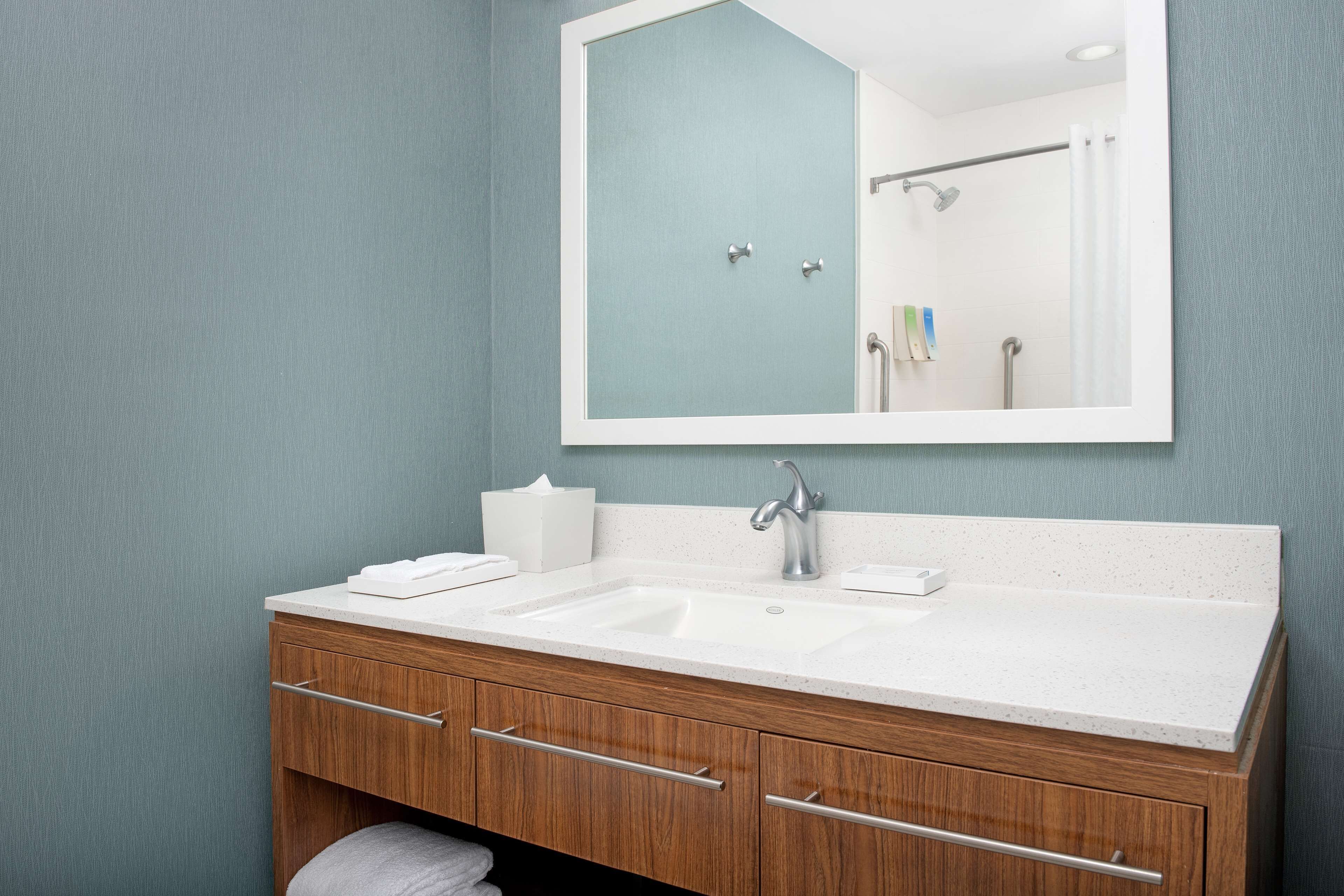 studio, multiple beds, non smoking | bathroom | free toiletries, hair dryer, towels