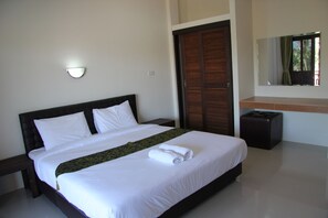 Executive Deluxe Double Room | Minibar, in-room safe, desk, cribs/infant beds