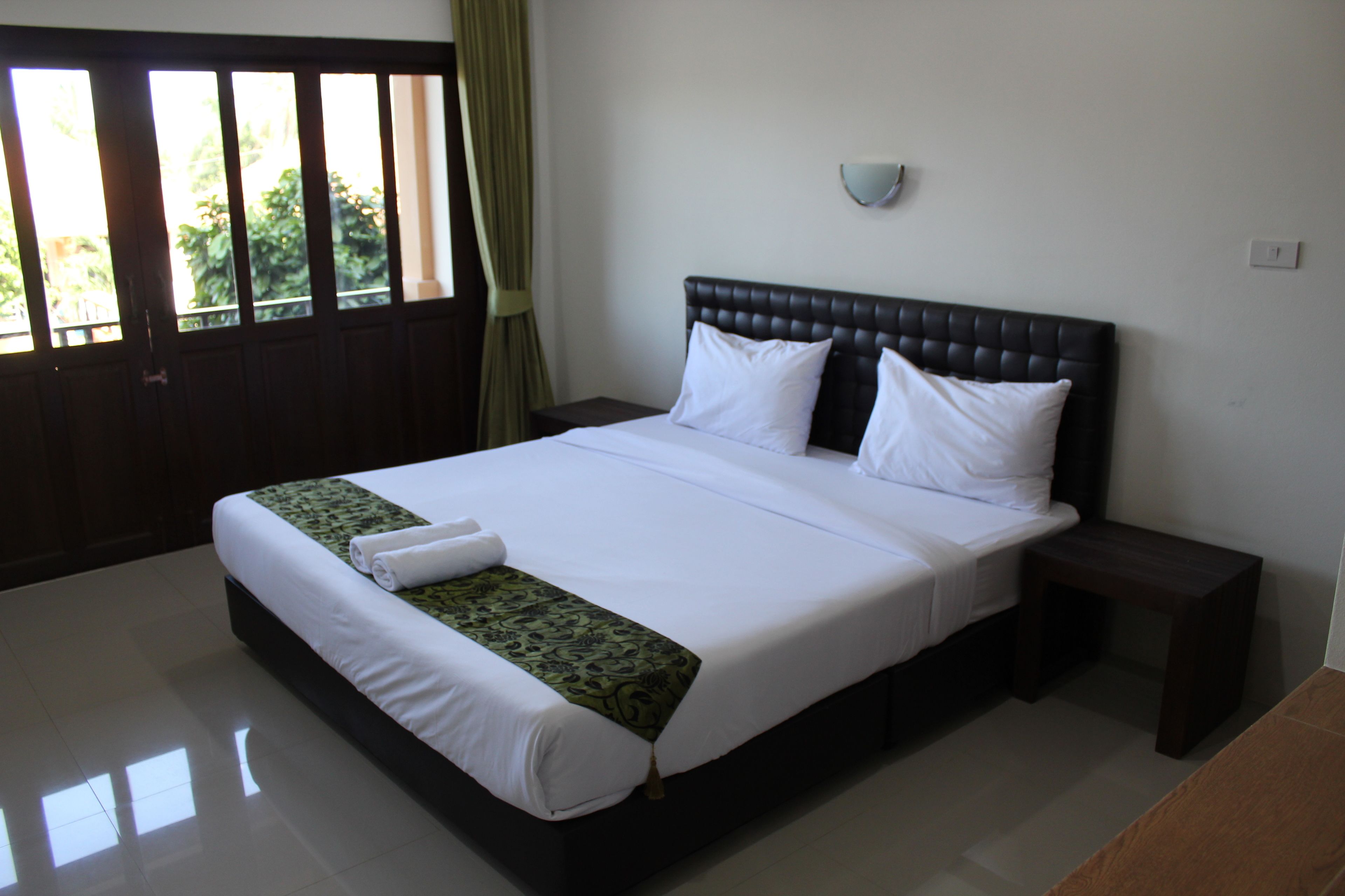 executive deluxe double room | 1 bedroom, minibar, in-room safe, desk