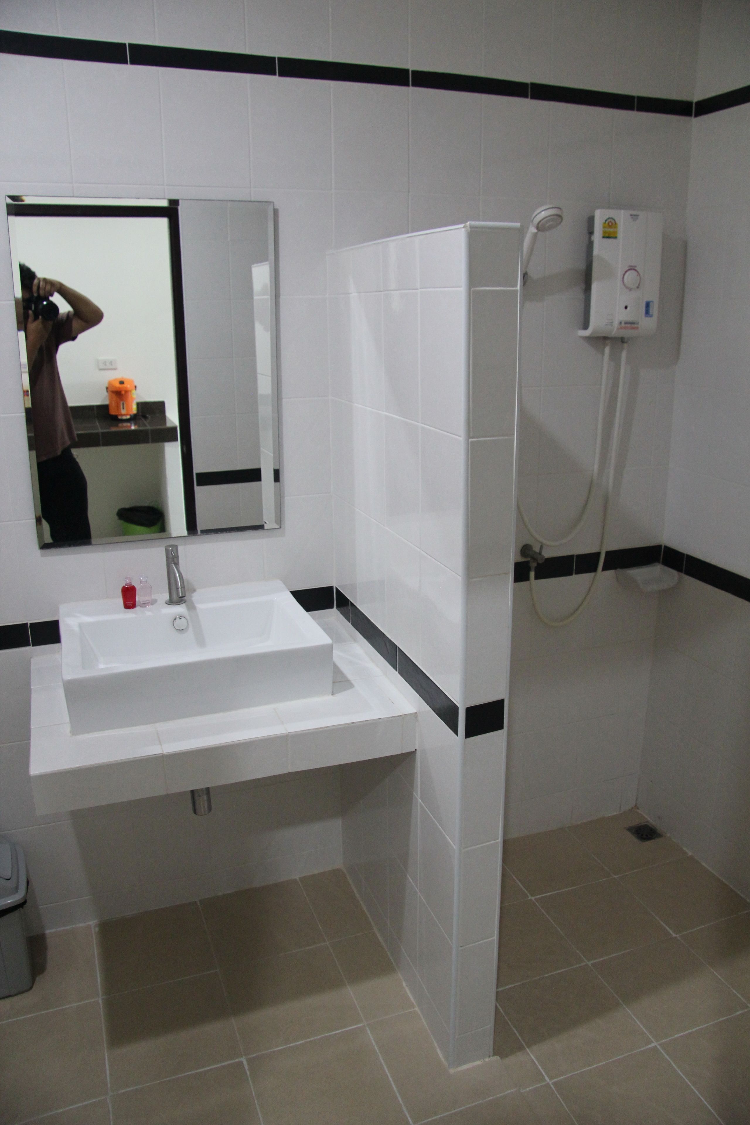 executive deluxe double room | bathroom | shower, free toiletries, bidet, towels