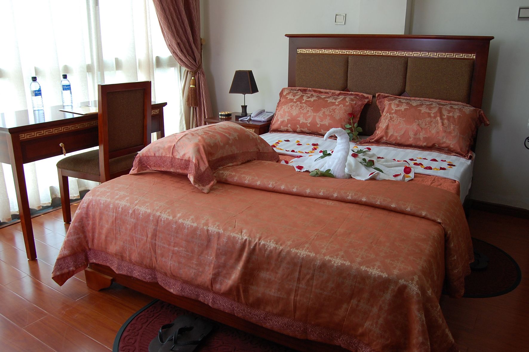 double room | in-room safe, individually decorated, individually furnished, desk