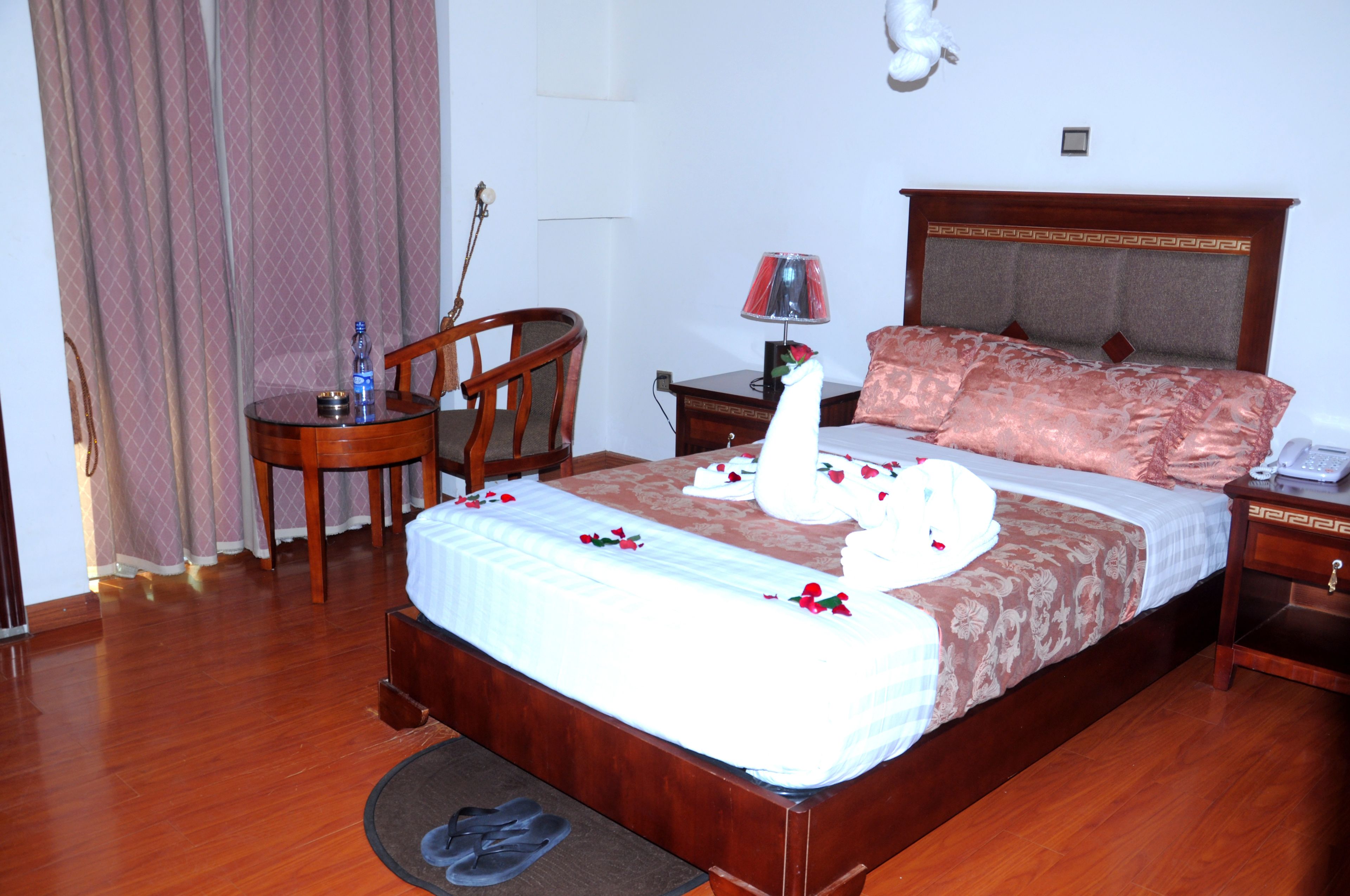 standard single room | in-room safe, individually decorated, individually furnished, desk
