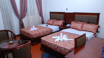 Chambre avec lits jumeaux | Coffres-forts dans les chambres, décoration personnalisée