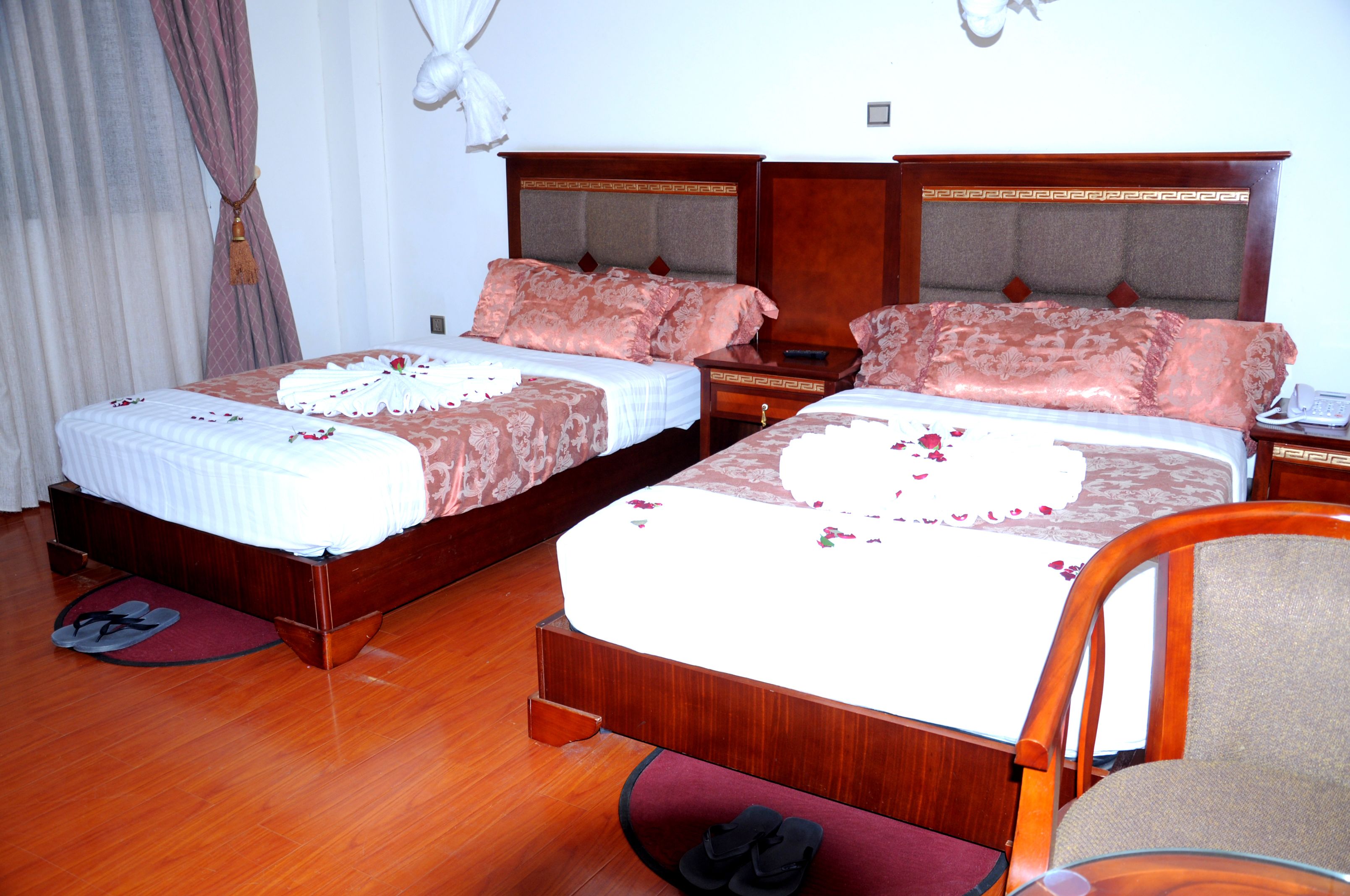 twin room | in-room safe, individually decorated, individually furnished, desk