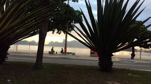 Beach nearby, white sand, beach shuttle, 10 beach bars - ClubeHostel São Francisco (Niteroi)