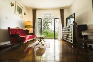 Lanna Colonial Suite | Wohnbereich | 42-Zoll-LED-Fernseher mit Kabelempfang, Fernseher