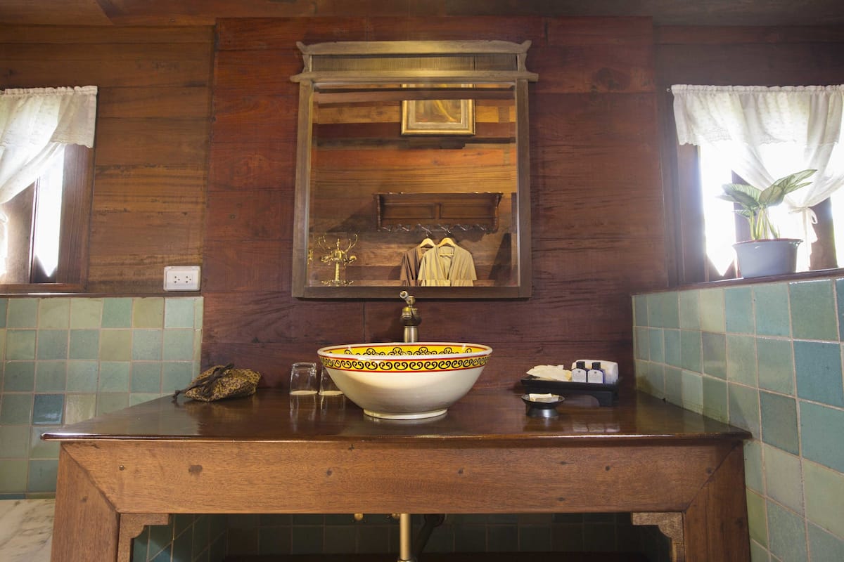 Bathroom sink