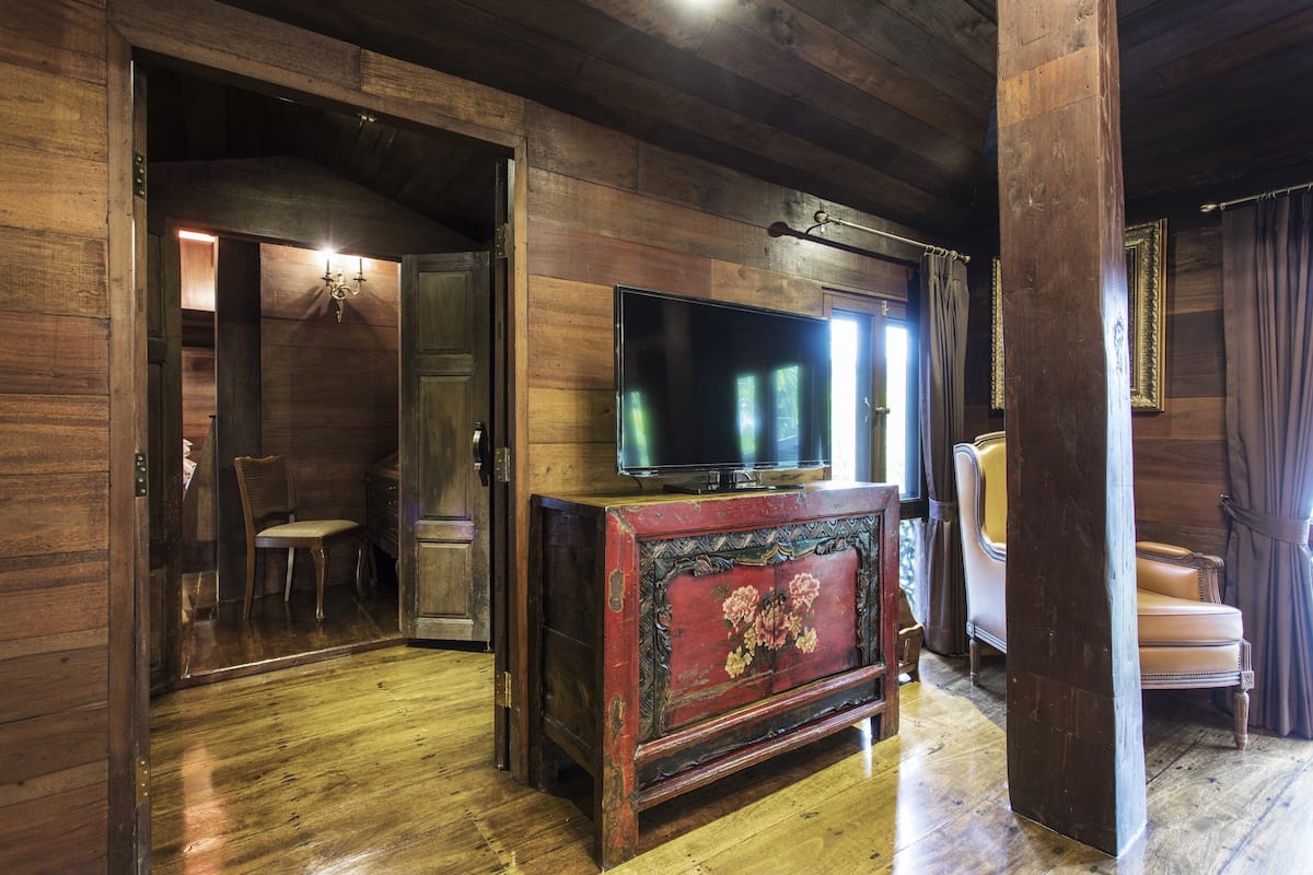 Premium bedding, free minibar items, in-room safe