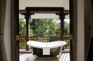 Lanna Colonial Suite | Baño | Secador de pelo, albornoces, zapatillas y toallas