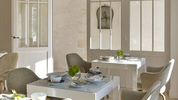 Petit déjeuner continental (26 EUR par personne)