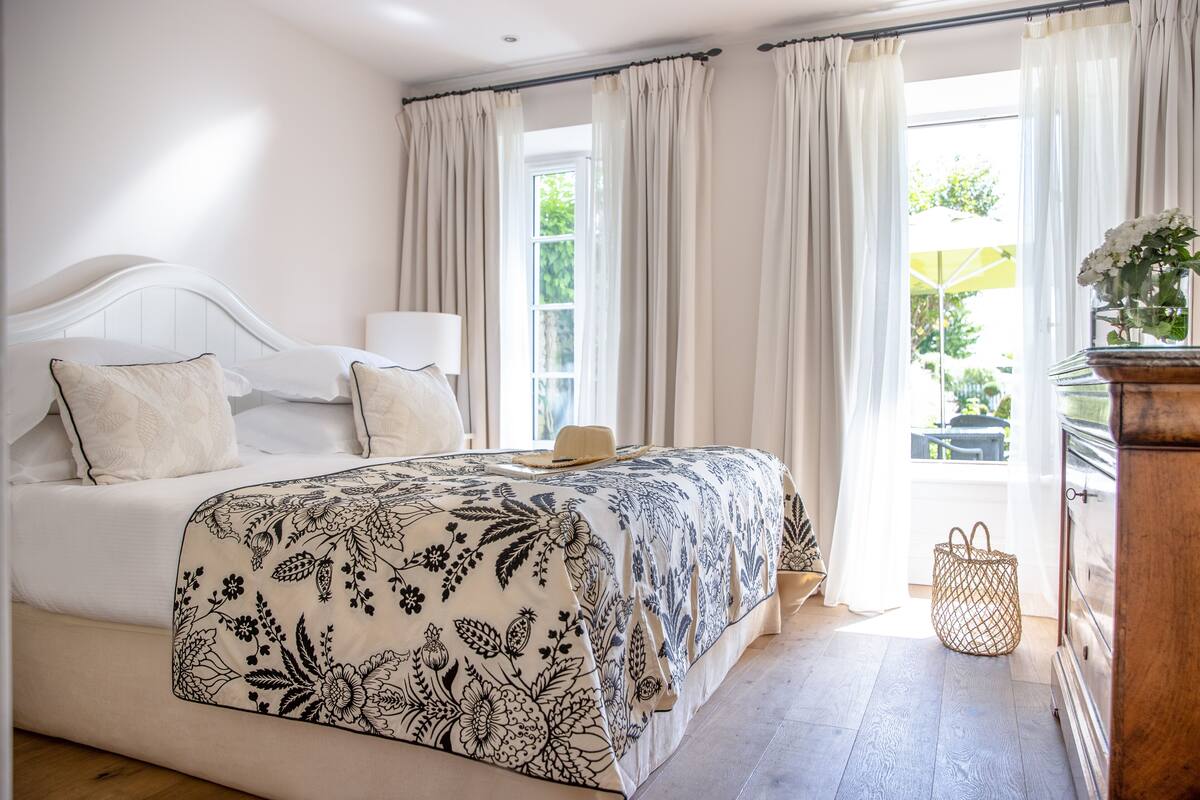Deluxe Suite | Minibar, in-room safe, desk, soundproofing