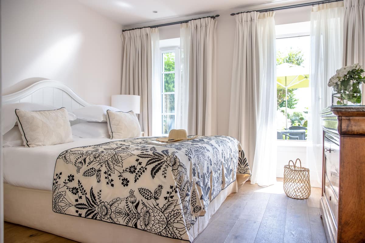 Deluxe Suite | Minibar, in-room safe, individually decorated, individually furnished