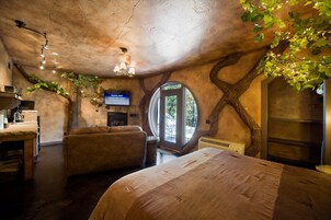 Cabaña romántica | Zona de estar | Una televisión de pantalla plana, una chimenea, un reproductor de DVD