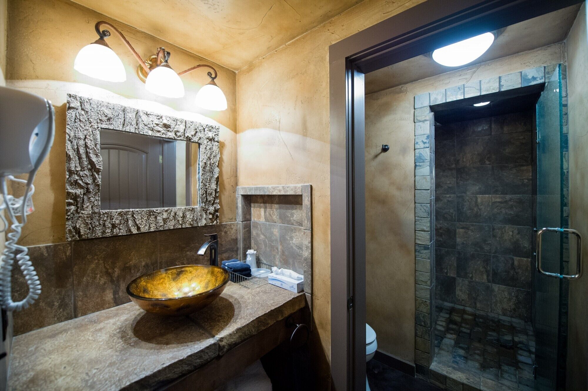 Avatar Cavern | Bathroom | Free toiletries, hair dryer, towels, toilet paper