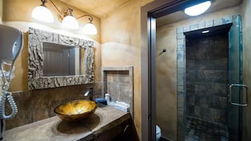 Avatar Cavern | Bathroom | Free toiletries, hair dryer, towels, toilet paper