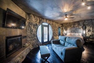 Cave | Iron/ironing board, WiFi (free), bed sheets