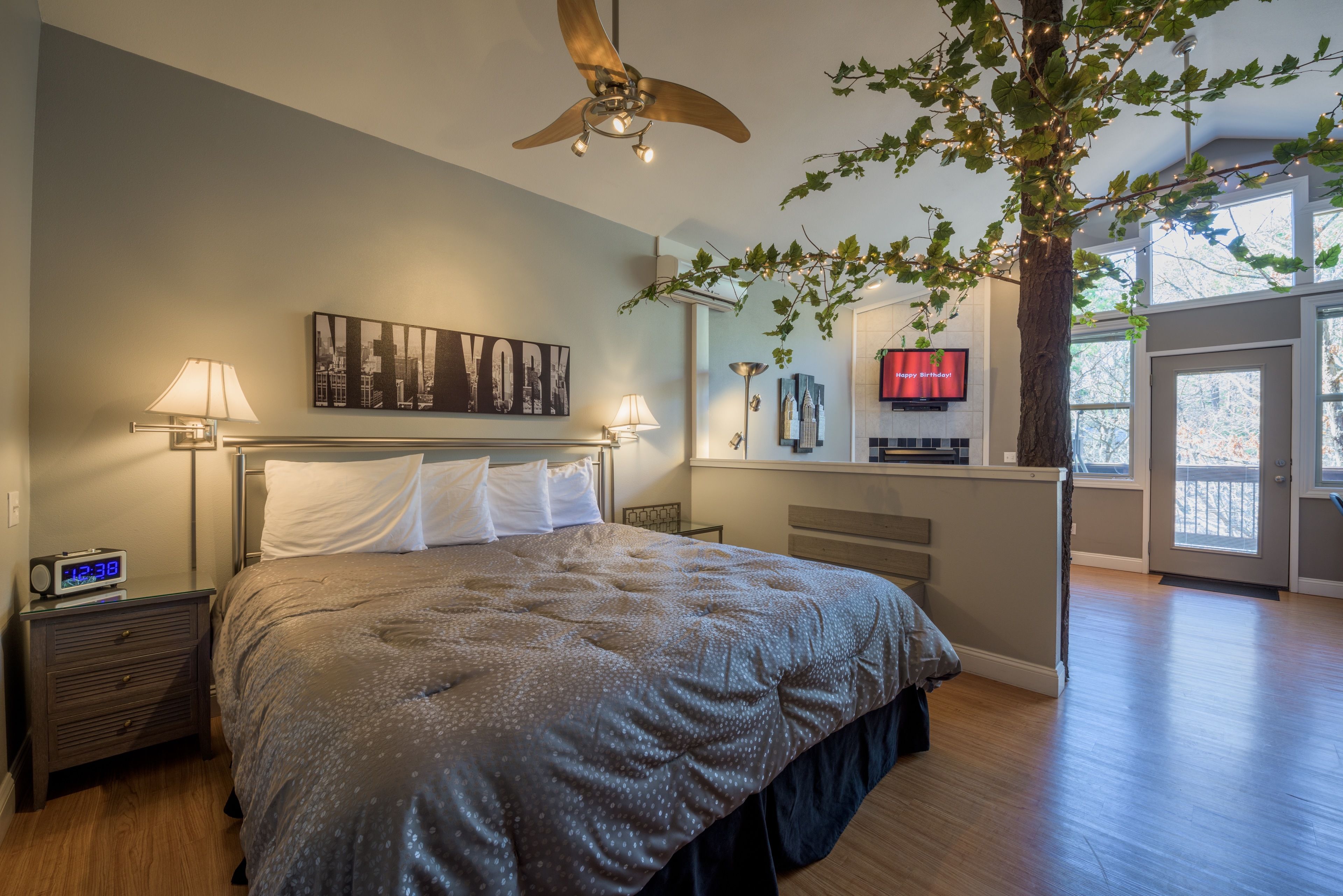 Romantic Tree House, 1 King Bed | Iron/ironing board, free WiFi, bed sheets