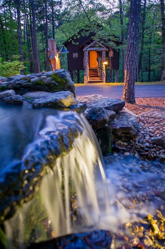 Eureka Springs Treehouses, Hobbit Caves & Castles