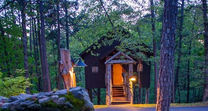 Eureka Springs Treehouses, Hobbit Caves & Castles