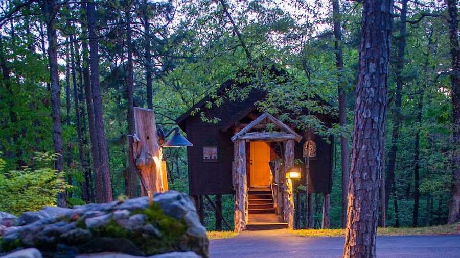 Eureka Springs Treehouses, Hobbit Caves & Castles