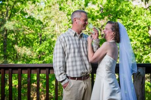 Outdoor wedding area - Eureka Springs Treehouses, Hobbit Caves & Castles (Eureka Springs)